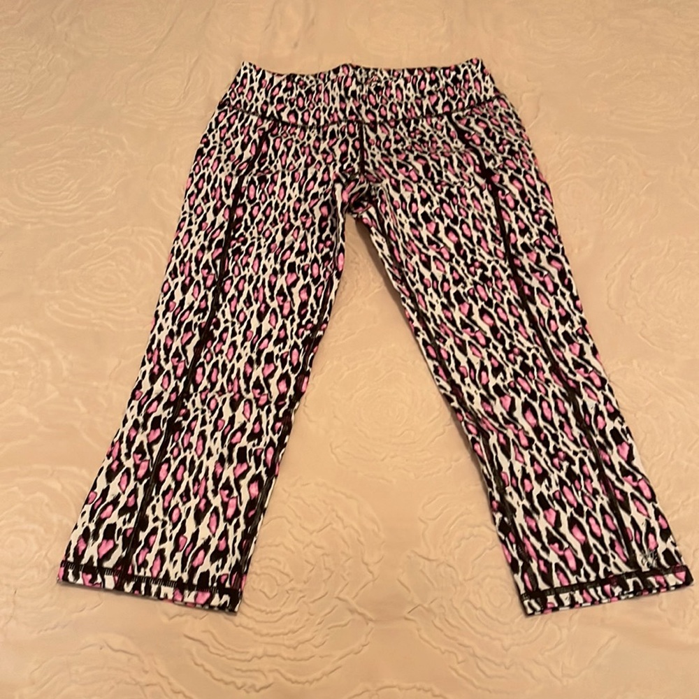 Betsey Johnson capris yoga size small spandex material hot pink cheetah print